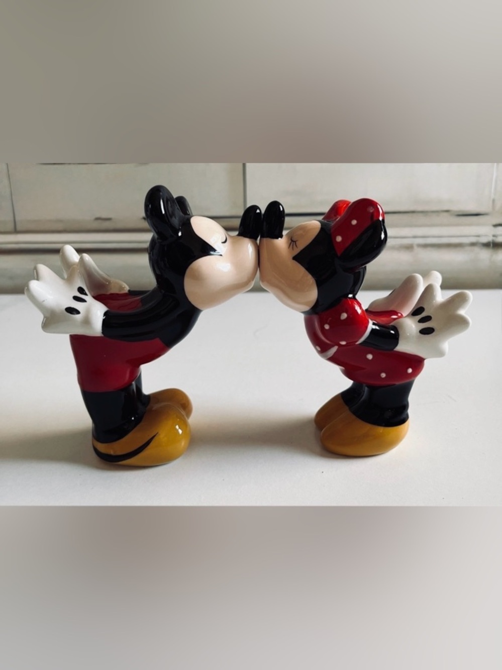 New DISNEY Kissing Mickey & Minnie Ceramic Salt & Pepper Shakers Original Box